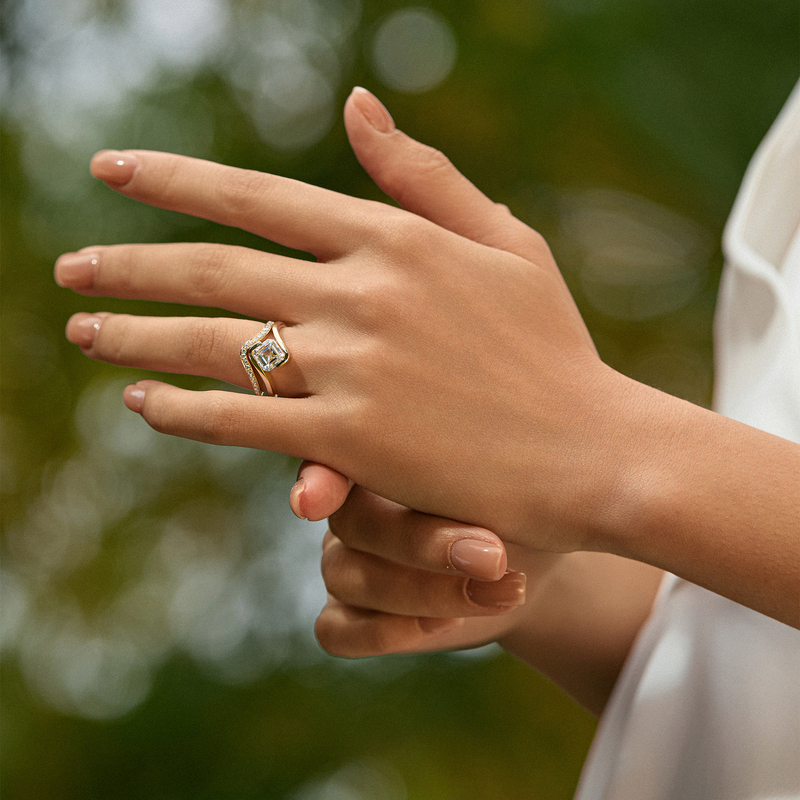 18K Gold Diamond Ring with Sculptural Flow & Dramatic Contrast